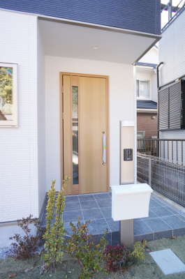 玄関 外観■ シンプルで美しく、住まいの第一印象を彩る玄関です