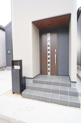 玄関 外観■ シンプルで美しく、住まいの第一印象を彩る玄関です