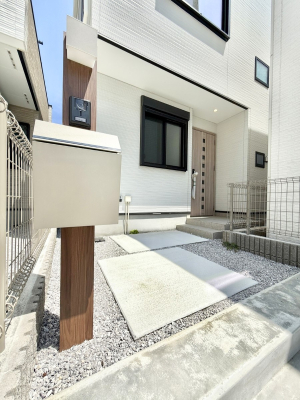 玄関 外観■ シンプルで美しく、住まいの第一印象を彩る玄関です