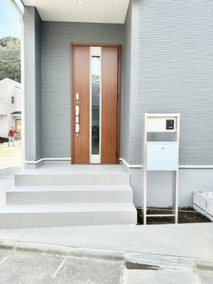 玄関 外観■ 家族とゲストをやさしく迎える、心温まる玄関