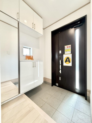 玄関 内装■ シンプルで美しく、快適な暮らしの入り口