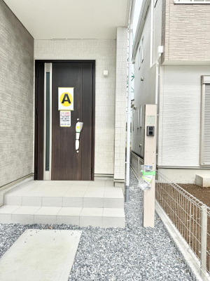 玄関 外観■ 心地よい暮らしへとつながる、温かい玄関