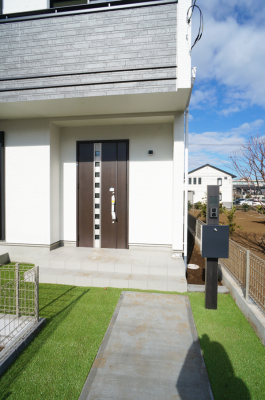 玄関 外観■ シンプルで美しく、住まいの第一印象を彩る玄関です