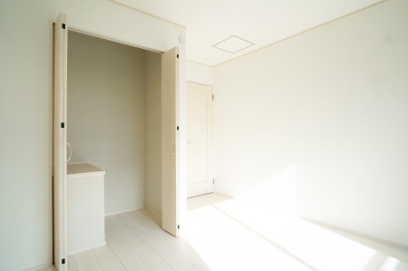 寝室 内装■シンプルな空間で、収納付きベッドやデスクなど、多機能な家具を活用しやすいです