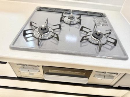 その他内観 設備■３口コンロのシステムキッチンで料理の手順もスムーズに  