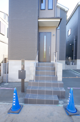 玄関 外観■ 家族とゲストをやさしく迎える、心温まる玄関