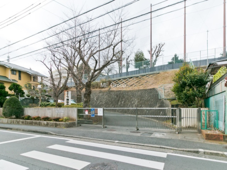周辺環境 中学校 763m 横浜市立下瀬谷中学校
