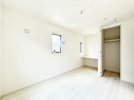 寝室 内装■シンプルな空間で、収納付きベッドやデスクなど、多機能な家具を活用しやすいです