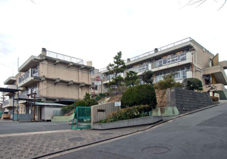 周辺環境 中学校 1300m 横浜市立岡津中学校