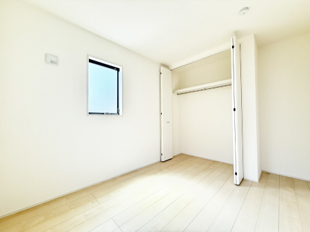 寝室 内装■シンプルな空間で、収納付きベッドやデスクなど、多機能な家具を活用しやすいです