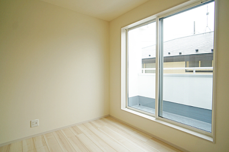 寝室 内装■窓の配置や通気性の良い設計で部屋の空気がこもらず、常に新鮮な空気が流れます
