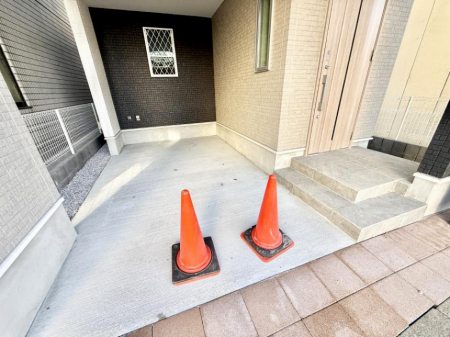  �O�ρ�����ɂ��钓�ԃX�y�[�X�Ȃ̂ň��S�ł���