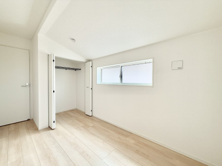 寝室 内装■シンプルな空間で、収納付きベッドやデスクなど、多機能な家具を活用しやすいです