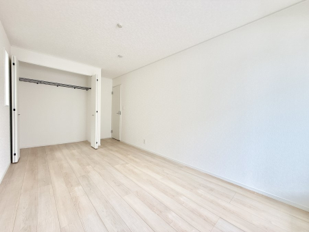 寝室 内装■シンプルな空間で、収納付きベッドやデスクなど、多機能な家具を活用しやすいです