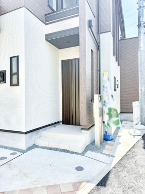 玄関 外観■ 家族とゲストをやさしく迎える、心温まる玄関