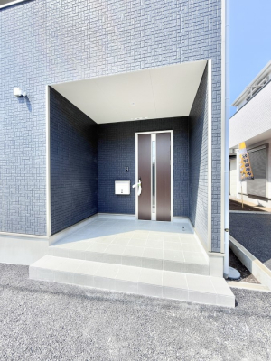 玄関 外観■ 心地よい暮らしへとつながる、温かい玄関