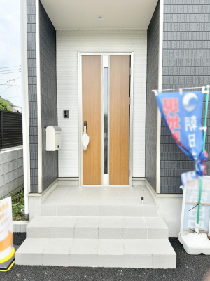 玄関 外観■ 心地よい暮らしへとつながる、温かい玄関