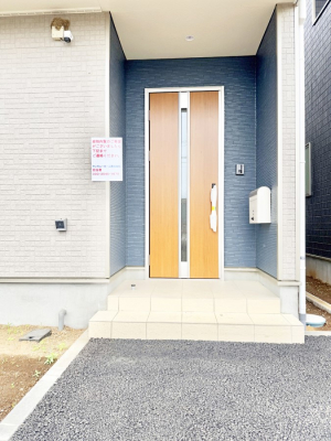 玄関 外観■ シンプルで美しく、住まいの第一印象を彩る玄関です