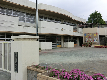 周辺環境 幼稚園・保育園 550m 秦野市立本町幼稚園