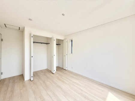 寝室 内装■シンプルな空間で、収納付きベッドやデスクなど、多機能な家具を活用しやすいです
