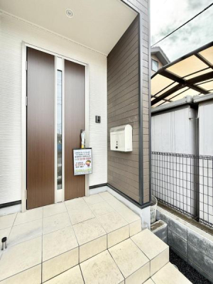 玄関 外観■ 家族とゲストをやさしく迎える、心温まる玄関
