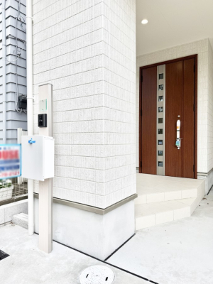 玄関 外観■ シンプルで美しく、住まいの第一印象を彩る玄関です