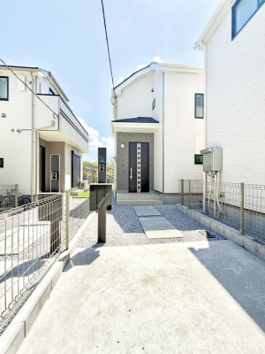 玄関 外観■ シンプルで美しく、住まいの第一印象を彩る玄関です