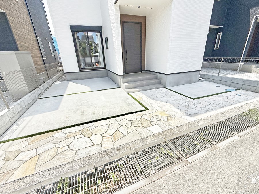  �O�ρ�����ɂ��钓�ԃX�y�[�X�Ȃ̂ň��S�ł���