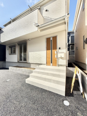 玄関 外観■ 家族とゲストをやさしく迎える、心温まる玄関
