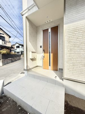 玄関 外観■ 心地よい暮らしへとつながる、温かい玄関