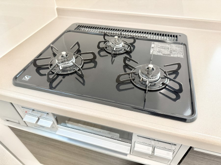 その他内観 設備■３口コンロのシステムキッチンで料理の手順もスムーズに  