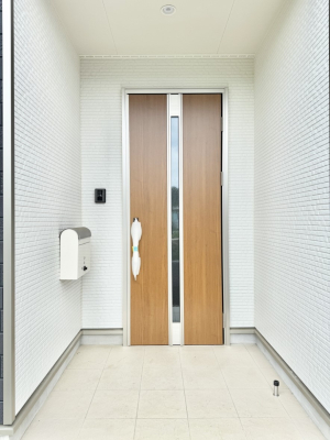 玄関 外観■ シンプルで美しく、住まいの第一印象を彩る玄関です