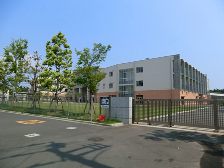 周辺環境 中学校 560m 藤沢市立六会中学校