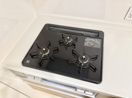 その他内観 設備■３口コンロで料理の手順もスムーズに  