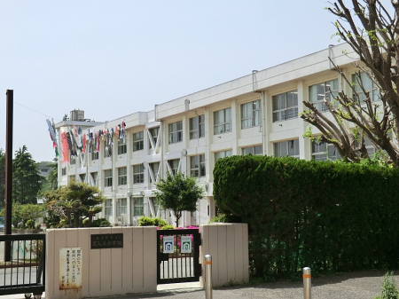 周辺環境 中学校 1600m 横須賀市立不入斗中学校
