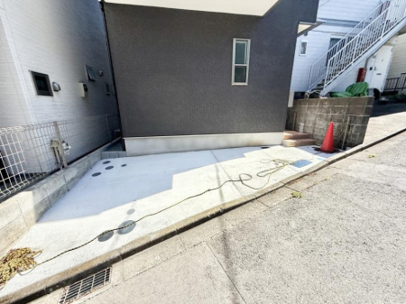  �O�ρ�����ɂ��钓�ԃX�y�[�X�Ȃ̂ň��S�ł���