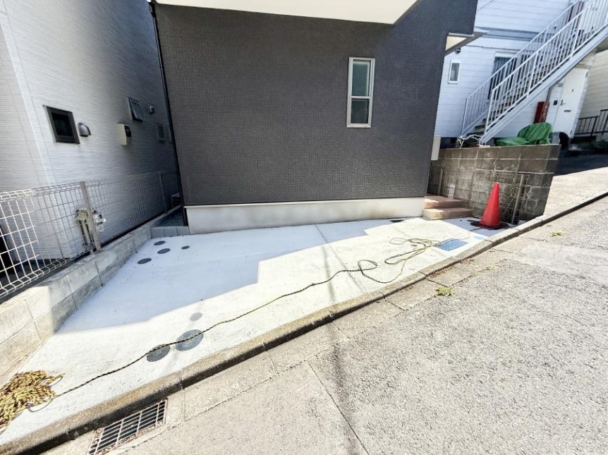  �O�ρ�����ɂ��钓�ԃX�y�[�X�Ȃ̂ň��S�ł���