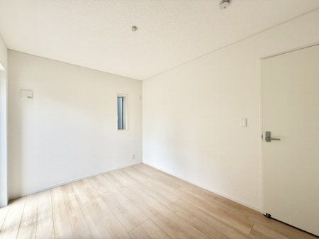 寝室 内装■窓の配置や通気性の良い設計で部屋の空気がこもらず、常に新鮮な空気が流れます