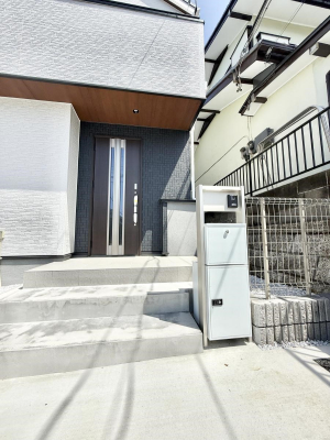 玄関 外観■ シンプルで美しく、住まいの第一印象を彩る玄関です