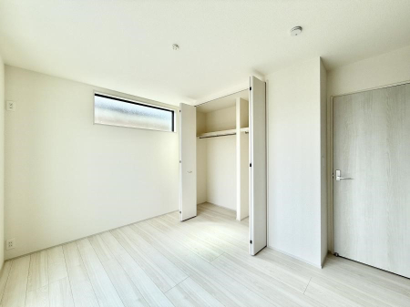 寝室 内装■窓の配置や通気性の良い設計で部屋の空気がこもらず、常に新鮮な空気が流れます