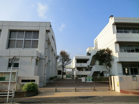 周辺環境 中学校 300m 横浜市立東永谷中学校
