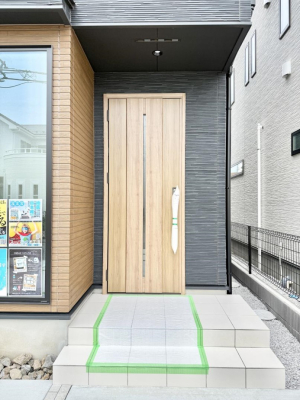 玄関 外観■ 心地よい暮らしへとつながる、温かい玄関