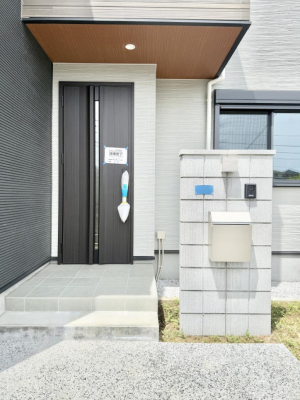 玄関 外観■ シンプルで美しく、住まいの第一印象を彩る玄関です