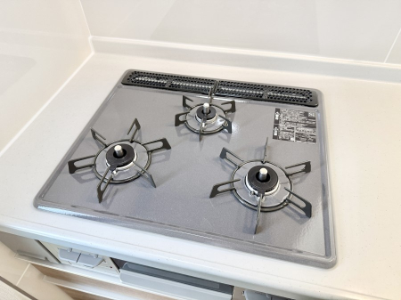 その他内観 設備■３口コンロのシステムキッチンで料理の手順もスムーズに
