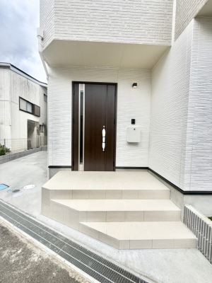 玄関 外観■ シンプルで美しく、住まいの第一印象を彩る玄関です