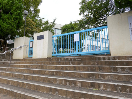 周辺環境 中学校 650m 町田市立真光寺中学校