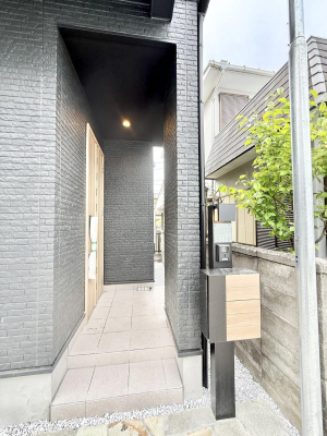玄関 外観■ 心地よい暮らしへとつながる、温かい玄関