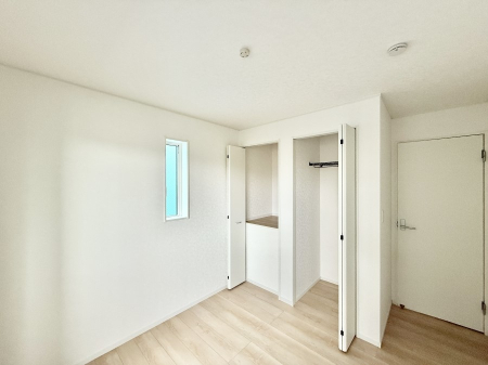 寝室 内装■窓の配置や通気性の良い設計で部屋の空気がこもらず、常に新鮮な空気が流れます