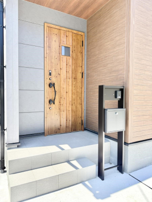 玄関 外観■ シンプルで美しく、住まいの第一印象を彩る玄関です