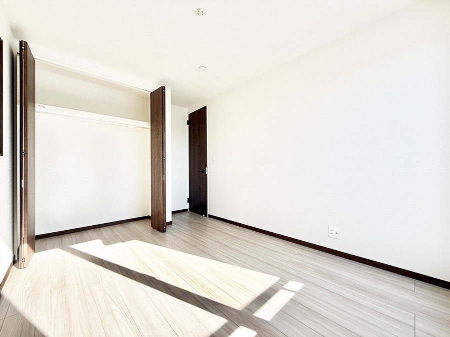 �Q�� �������V���v���ȋ�ԂŁA���[�t���x�b�h��f�X�N�ȂǁA���@�\�ȉƋ�����p���₷���ł�